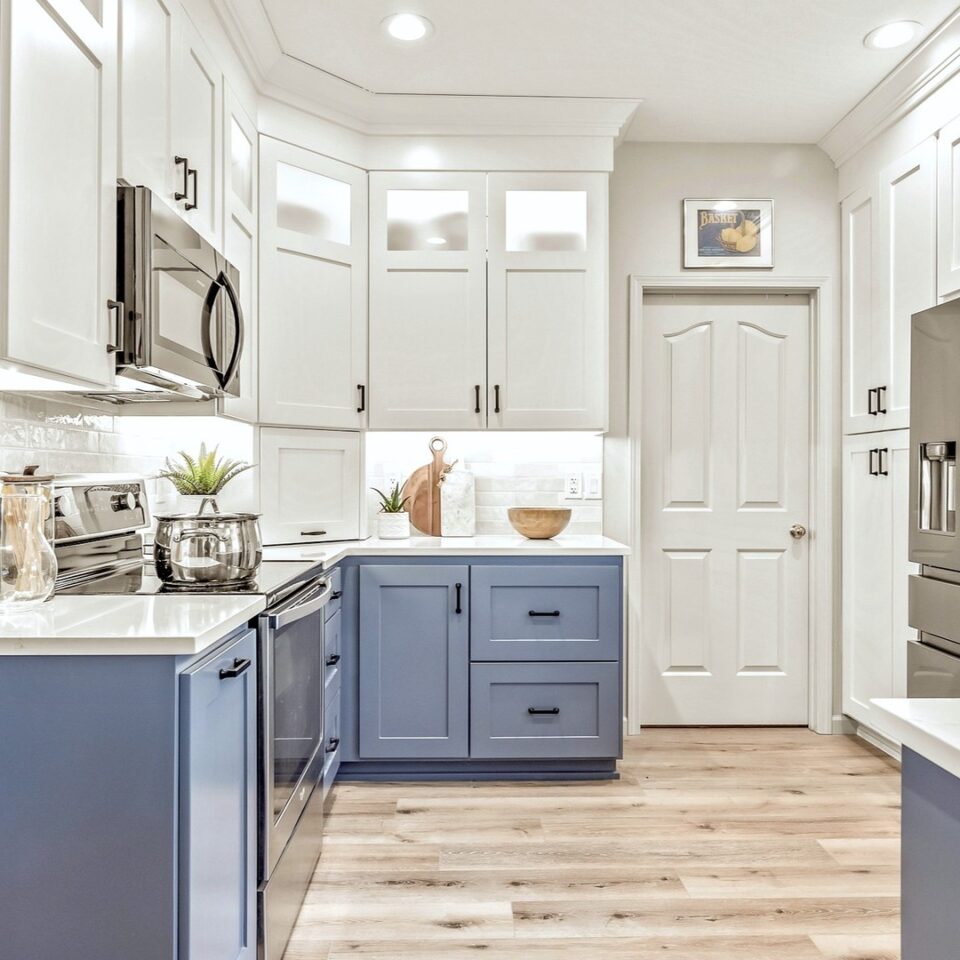 20+ Two-Tone Kitchen Inspiration: Stunning Two-Color Cabinet Ideas