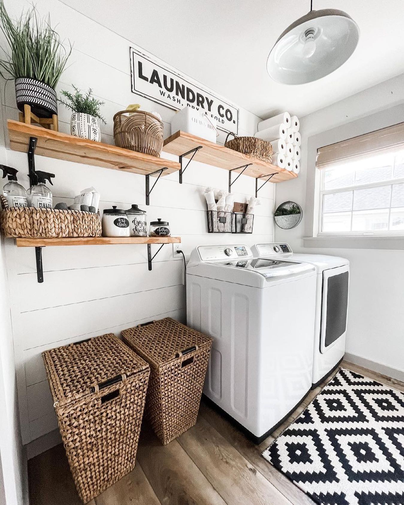 10+ Charming Farmhouse Laundry Room
