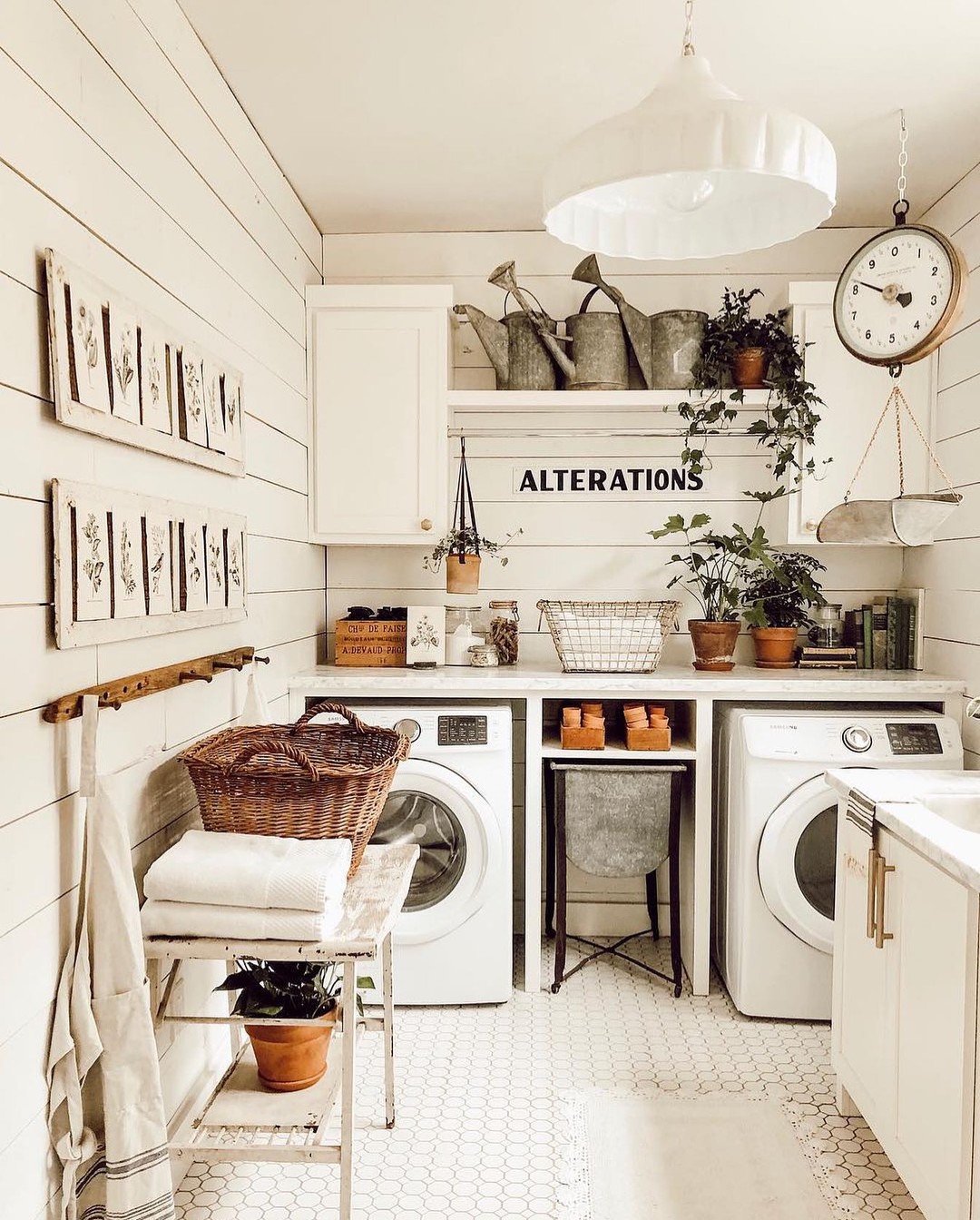 10+ Charming Farmhouse Laundry Room